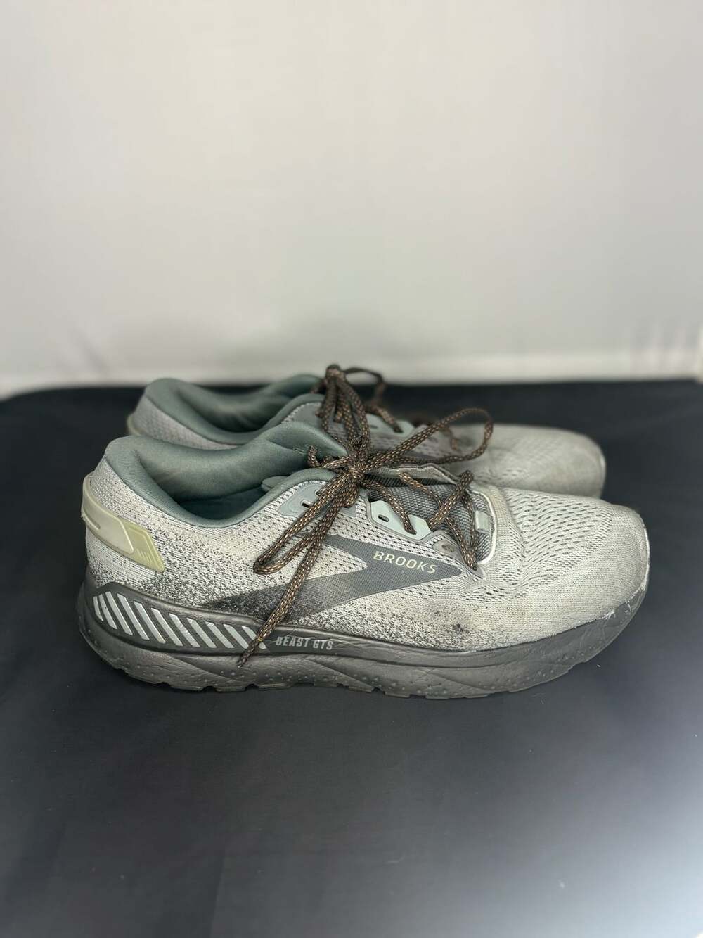 Brooks Men's Beast GTS 24 Grey No Insole Size 8.5M